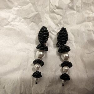 Oscar de la Renta beaded pearl earrings with original bag and receipt